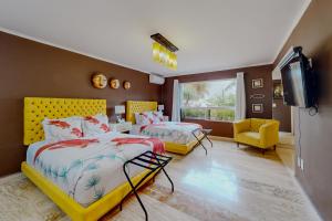 een slaapkamer met 2 bedden en een flatscreen-tv bij Villas Tropical 11 in Cancun