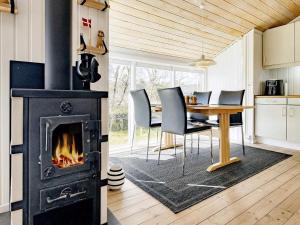 Kuchyň nebo kuchyňský kout v ubytování Holiday home Jerup XLVIII