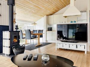 TV a/nebo společenská místnost v ubytování Holiday home Jerup XLVIII