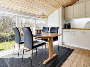 Kuchyň nebo kuchyňský kout v ubytování Holiday home Jerup XLVIII