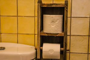 een badkamer met een toilet en rollen toiletpapier bij Fogar de Lecer in Arzúa