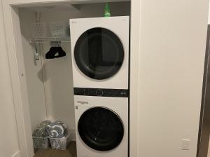 microonde e lavatrice/asciugatrice in camera di Brand-new Birmingham Studio a Birmingham