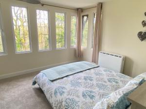 sypialnia z łóżkiem w pokoju z oknami w obiekcie Heyboys w mieście Swansea