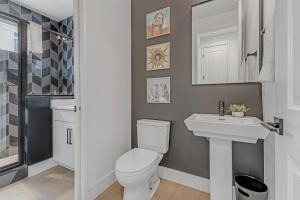 een badkamer met een wit toilet en een wastafel bij Dixieland Delight @ Skyline in Nashville +44 foto's