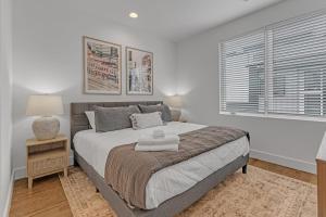 een slaapkamer met een groot bed en een raam bij Dixieland Delight @ Skyline in Nashville