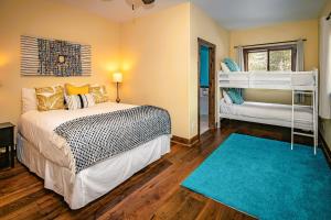 a bedroom with a bed and two bunk beds at Casa Panchoy in Pagosa Springs