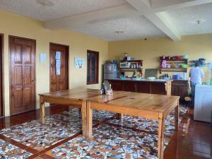 - une cuisine avec une table en bois dans une chambre dans l'établissement El Jardín de Banu, à Magdalena Milpas Altas