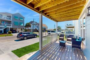 eine Veranda eines Hauses mit einer Holzterrasse in der Unterkunft Bogue Banks Beauty in Atlantic Beach