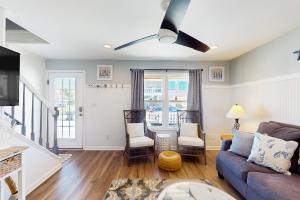 ein Wohnzimmer mit Couch und Fernseher in der Unterkunft Bogue Banks Beauty in Atlantic Beach