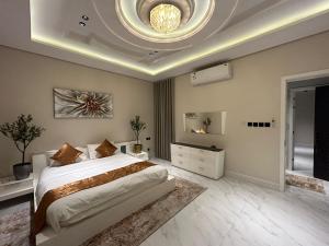 a bedroom with a large bed and a ceiling at شقة فاخرة غرفة وصالة بالعارض دخول ذاتي ٦ in Riyadh