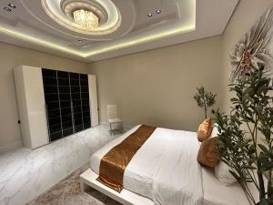 a bedroom with a large bed and a ceiling at شقة فاخرة غرفة وصالة بالعارض دخول ذاتي ٦ in Riyadh