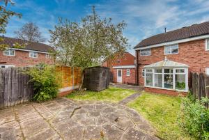 an exterior view of a brick house with a garden at Monthly Rates Cosy 3 Bed Free Parking -Contractors Families in Solihull