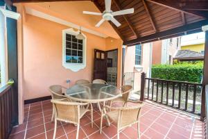 Sân trong/khu vực ngoài trời tại 2-Story Townhome with Private Pool, Ideal for Group! +15 ảnh