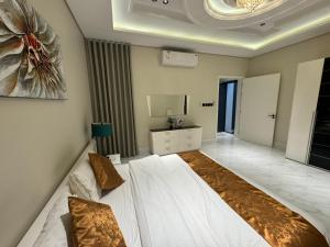 a bedroom with a large bed in a room at شقة فاخرة غرفة وصالة بالعارض دخول ذاتي ٦ in Riyadh
