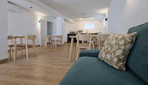 uma sala de estar com um sofá, uma mesa e cadeiras em Come Inn Sintra em Sintra