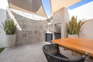 une cuisine avec une table en bois et des plantes dans l'établissement New Townhome with Private Patio, Parking & Pool Onsite, à La Paz