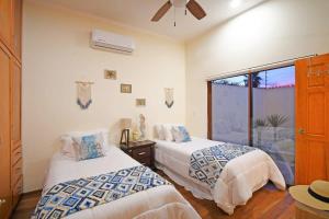 Ένα ή περισσότερα κρεβάτια σε δωμάτιο στο Oceanview rooftop private pool game room & bar +49 φωτογραφίες
