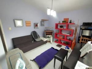 ein Wohnzimmer mit einem Sofa und einem roten Regal in der Unterkunft King Size, jacuzzi, Dream House: oasis of peace in Coatepec
