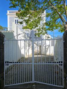 a white gate in front of a house at Come Inn Sintra in Sintra