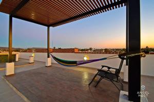 una hamaca en el techo de una casa en NEW Condo with Pool and Ocean View Roof near Beach 4 blocks, en La Paz
