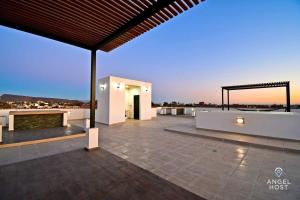Un balcón o terraza de NEW Condo with Pool and Ocean View Roof near Beach 4 blocks