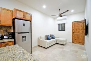 Una cocina o zona de cocina en NEW Condo with Pool and Ocean View Roof near Beach 4 blocks