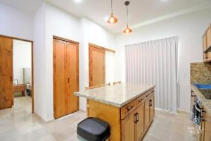 Una cocina o zona de cocina en NEW Condo with Pool and Ocean View Roof near Beach 4 blocks