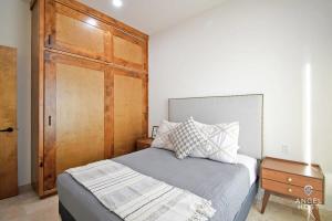 Cama o camas de una habitación en NEW Condo with Pool and Ocean View Roof near Beach 4 blocks