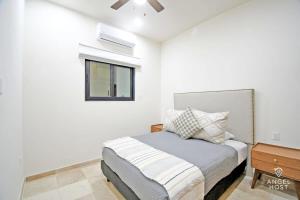 Cama o camas de una habitación en NEW Condo with Pool and Ocean View Roof near Beach 4 blocks
