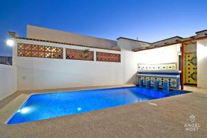 Piscina en o cerca de NEW Condo with Pool and Ocean View Roof near Beach 4 blocks