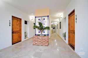 Imagen de la galería de NEW Condo with Pool and Ocean View Roof near Beach 4 blocks, en La Paz