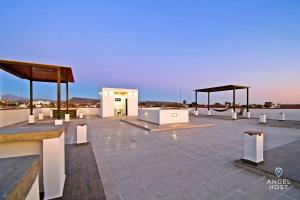 Imagen de la galería de NEW Condo with Pool and Ocean View Roof near Beach 4 blocks, en La Paz