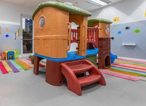 una sala de juegos para niños con estructura de juego en PH Luxury 1 Bed 1 Bath • Brickell • Ocean Views, en Miami
