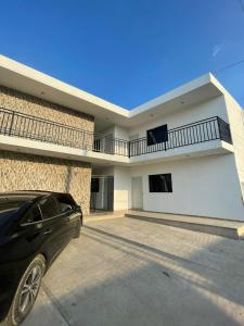 a black car parked in front of a house at Departamento AF2 in Tizimín