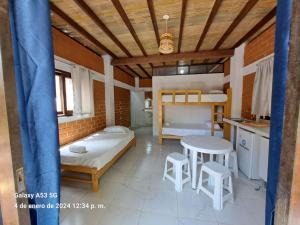sypialnia z łóżkiem, stołem i krzesłami w obiekcie Punta Pacífico Bungalows Máncora w mieście Máncora