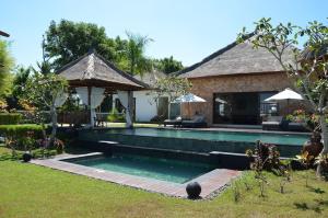 una casa con piscina en un patio en Villa The Jiwa, en Tanjung