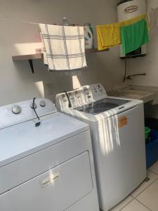 a laundry room with a washer and a dryer at Excelente casa muy acogedora en condominio in Guadalajara
