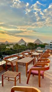 een rij houten banken bovenop een dak bij Almas Pyramids Hotel in Caïro