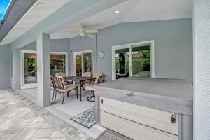 マルコ・アイランドにあるStunning 4BR Beach House - Pool - Spa - Near the Parkのテーブルとダイニングルームのあるキッチン