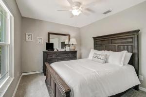 マルコ・アイランドにあるStunning 4BR Beach House - Pool - Spa - Near the Parkの大きなベッドと鏡のある寝室 +23枚の写真