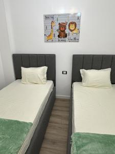 Ένα ή περισσότερα κρεβάτια σε δωμάτιο στο A very luxurious hotel apartment in Obour, the entertainment district, second floor, without an elevator