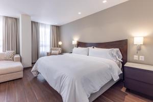 Postel nebo postele na pokoji v ubytování Hotel Biltmore
