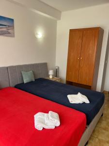 una camera da letto con un letto con due asciugamani bianchi di Apartamento 806 ad Albufeira