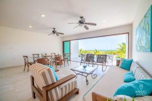 uma sala de estar com um sofá e uma mesa em Beachfront Villas with Private Pool Steps to the Sea! em Chicxulub
