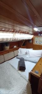 een slaapkamer met 2 bedden op een boot bij Juangie Home in Valencia