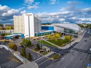 uma vista aérea de um parque de estacionamento em frente a um edifício em DoubleTree by Hilton Spokane City Center em Spokane