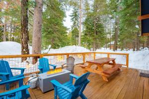 eine Terrasse mit Stühlen, einem Tisch und einem Picknicktisch in der Unterkunft Indigo Owl by AvantStay Cabin w Hot Tub Firepit Minutes to Lake Slopes in Homewood