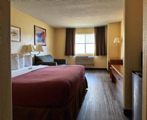מיטה או מיטות בחדר ב-Stay Wise Inn Cedaredge