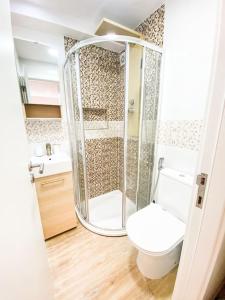 een badkamer met een douche, een toilet en een wastafel bij HU2i - In&Out Carcavelos in Carcavelos
