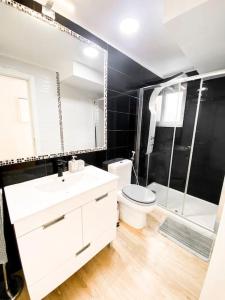een badkamer met een wastafel, een toilet en een douche bij HU2i - In&Out Carcavelos in Carcavelos